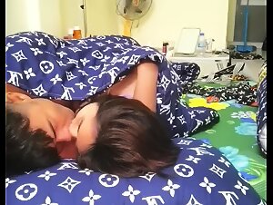 《居家摄像头破解》真实记录年轻小夫妻各种姿势玩69啪啪