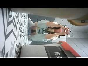 写字楼女厕所前后景偷拍白领姐姐尿尿牛仔裤靓妹屁股上面怎么有个印章