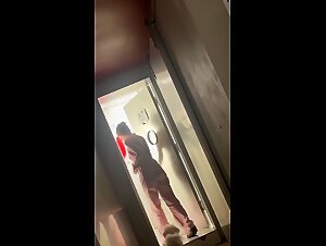 最新厕拍女厕所系列，偷拍多位小姐姐嘘嘘