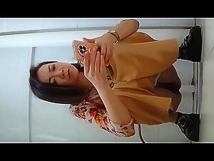 厕拍大神女厕所全景偷拍两位熟女同事肥美的小黑鲍鱼