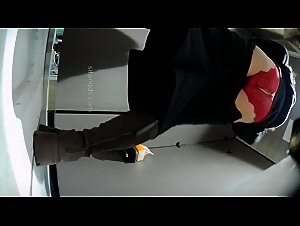 商场餐厅女厕后拍食客尿尿红色蕾丝骚逼说想生二胎