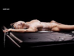 漂亮大奶宝贝 身材丰满深喉插嘴 被大洋吊无套猛怼 尿尿狂喷 承受着一股又一股的精液