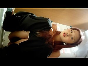 六月新流出厕拍酒吧女厕高清前景偷拍小姐尿尿几个无毛稀毛白虎嫩妹非常有撸点