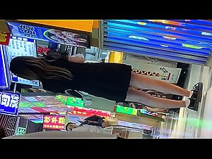 美食街跟踪抄底黑裙小姐姐卧槽！竟然没穿内裤多毛肥鲍鱼尽情展示