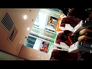 厕拍大神潜入模特公司女厕所多角度偷拍刚做完按摩的模特小姐姐尿尿