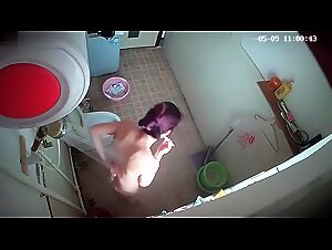 楼下公寓偷拍苗条白领姐姐洗澡先站着扎个马步撒泡尿双视角偷拍她洗澡