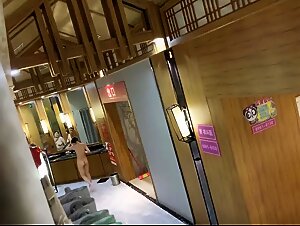 洗浴会所内部员工潜入通风管道偷拍更衣室女浴客高挑长腿美女擦完屁股擦逼逼