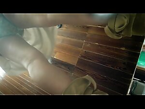 女厕偷拍后拍小姐尿尿喝高了口吐黄龙的长裙靓妹