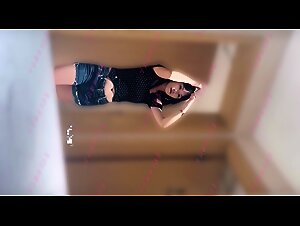 最新购买分享电报收费群女厕所开闪光灯偷拍附近商圈的几个颜值美女尿尿