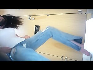 酒店餐厅女厕全景厕拍偷拍牛仔裤少妇人美B嫩